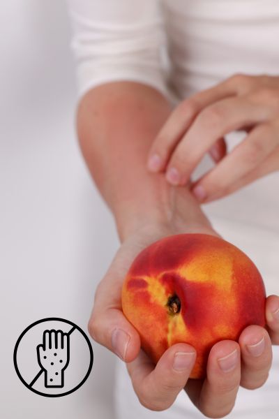 EMDR bei Allergien: geröteter Arm, in der Hand ein roter Apfel, die zweite Hand kratzt den Arm