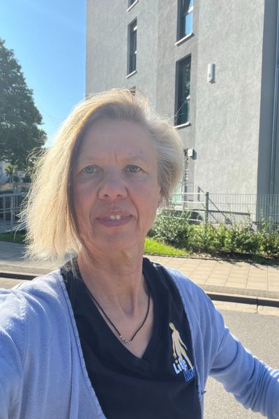 Monatsrückblick Juli 2025; Frau im blauen Life Kinetik Shirt auf dem Weg zum Training