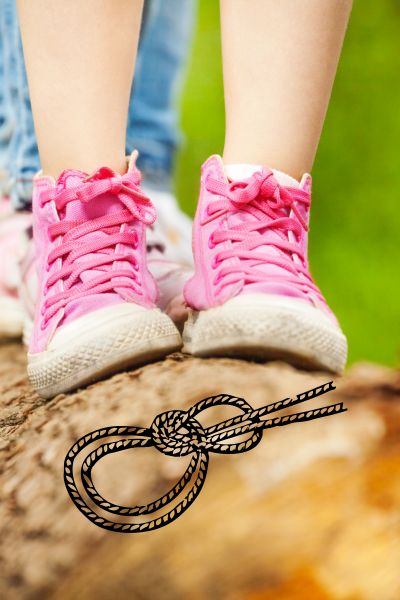 EMDR bei Zwängen und Ängsten: Kinderfüße stehen auf einem Baumstamm