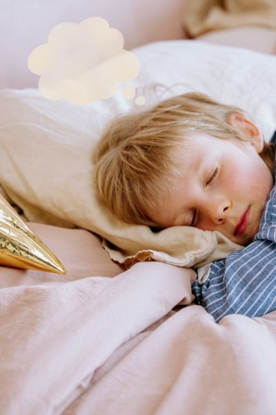 Schlafprobleme Kinder Reflexe; schlafendes Kind im Bett