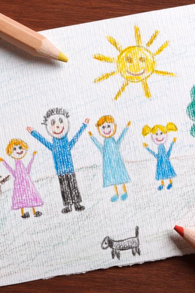 Schlafprobleme Kinder Reflexe; gezeichnetes Bild einer Familie mit Mutter, Vater und Kindern