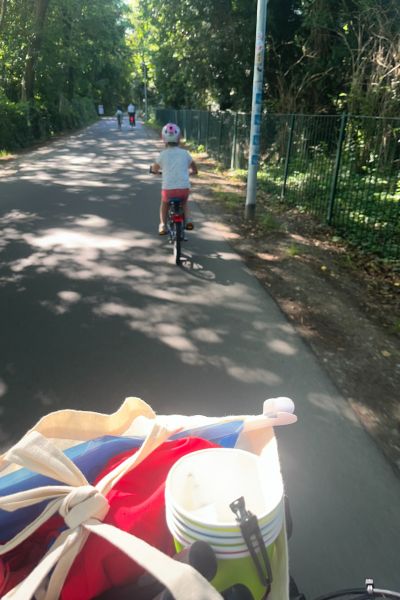 Monatsrückblick Juli 2025; siebenjähriges Mädchen fährt Fahrrad