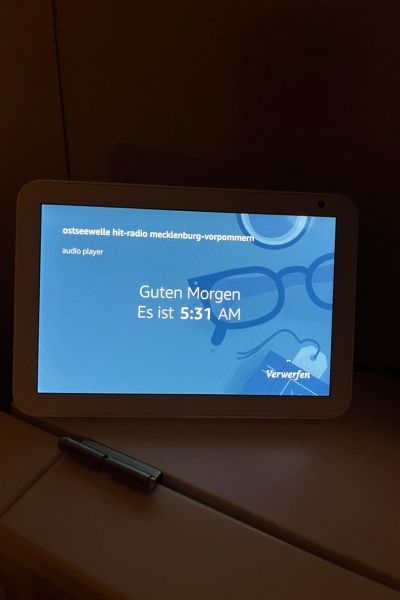 12 von 12; Alexa mit deer Aufschrift Guten Morgen und der Uhrzeit:5:31 AM