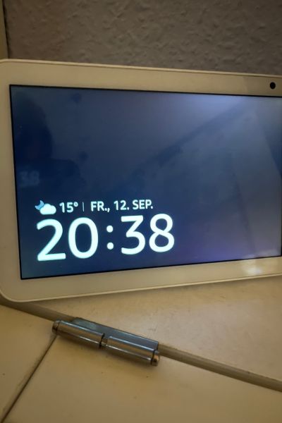 12 von 12; Bildschirm der Alexa zeigt 20:38 Uhr an