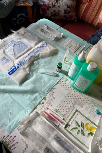 12 von 12; Beutel mit Flüssignahrung, Desinfektion, Spritzen liegen auf dem Küchentisch