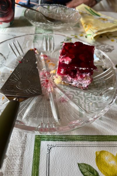 12 von 12; ein halbes Stück Himbeertorte auf einem Glasteller, daneben liegt ein Tortenheber