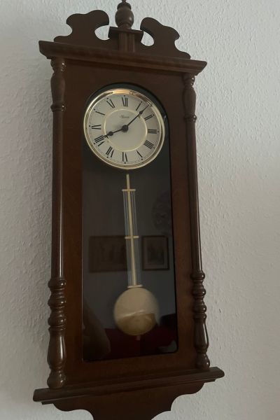 12 von 12 im Oktober 2025; eine holzfarbene Pendeluhr zeigt 8:05 Uhr an