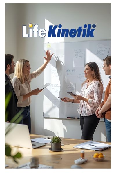 4 Erwachsene stehen im Büro eines Unternehmens vor einer weißen Magnetwand und diskutieren und gestikulieren, Oben steht in großen Buchstaben Life Kinetik;
