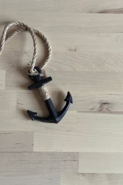 Organisationstipps für Schule und Lernen: auf einem Holztisch liegt ein Anker aus Eisen mit einem Seil daran