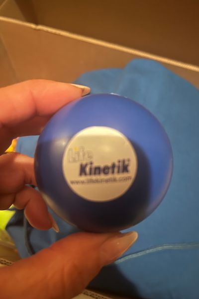 12 von 12 im Oktober 2025; blauer Ball mit der Aufschrift Life Kinetik auf weißem Untergrund in der Hand