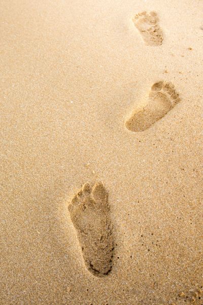 Selbstwirksamkeit bei Kindern stärken: Fußspuren im Sand