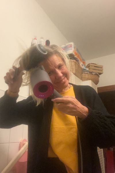 12 von 12 im November 2025: Blonde Frau fönt die Haare mit einer Rundbürste