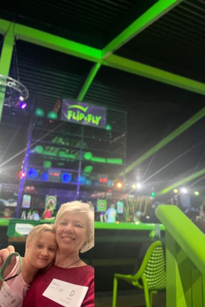 Monatsrückblick Oktober 2025 Sorglos Lernen; blonde Frau im weinroten Pulli und blondes Mädchen im rosafarbenen Shirt stehen vor großen Trampolins in der Trampolinhalle