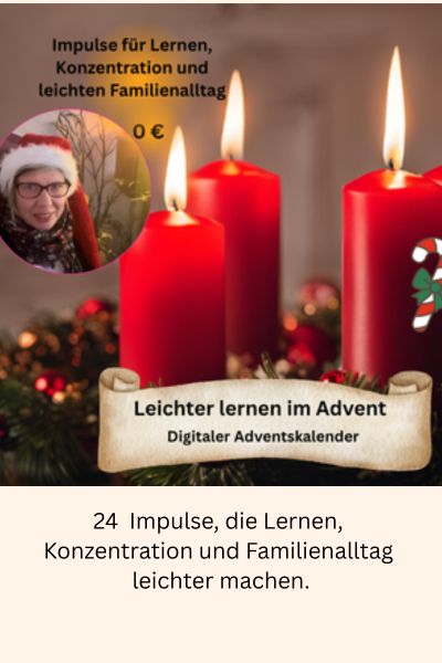 Monatsrückblick Oktober 2025 Sorglos Lernen; Adventskranz mit vier angezündeten roten Kerzen, Frau mit Weihnachtsmannmütze und Brille im Hintergrund, Aufschrift 24 Impulse, die Lernen und Familienalltag erleichtern, Leichter lernen im Advent, Brain Boost Adventskalender