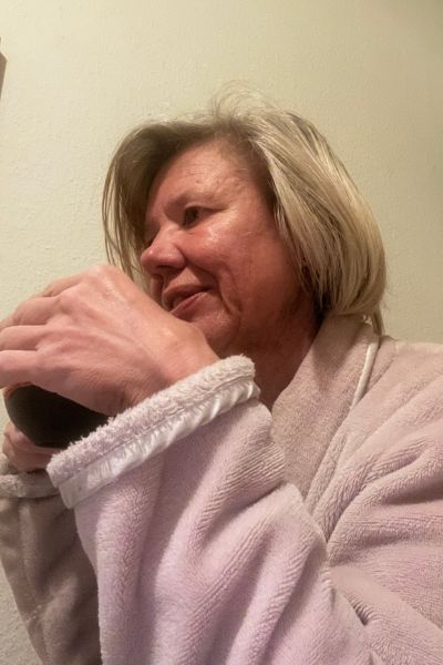 12 von 12 im November 2025: blonde Frau im Bademantel hält eine Tasse Kaffee