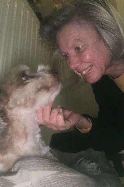 12 von 12 im November 2025: blonde Frau beugt sich zum Bolonka Zwetna und krault ihm am Hals