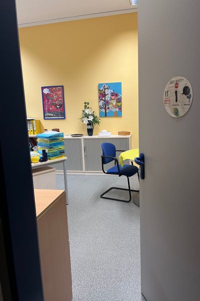 12 von 12 im November 2025: Eine Bürotür ist halb geöffnet und zeigt ein Stück eines Büros.