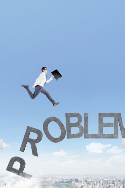 Selbstvertrauen bei Kindern stärken: Jugendlicher springt in der Luft über den Buchstaben P R O B L E M