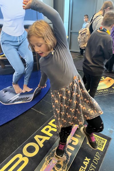 Was ich in der Welt von Kindern und Eltern verändern will: Mädchen balanciert auf einer Slackline