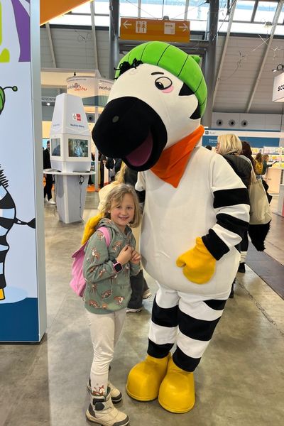 siebenjähriges Mädchen und Zebra als Figur auf der didacta