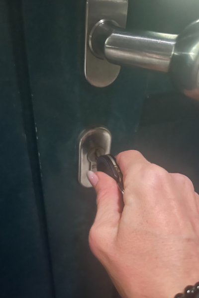 12 von 12 im Dezember: Schlüssel wird ins Schloss gesteckt