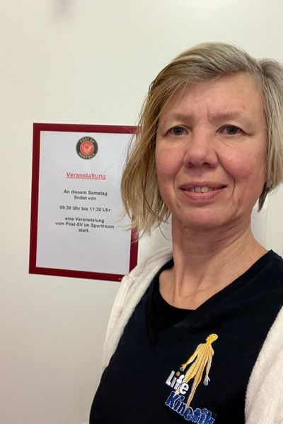 blonde Frau im Life Kinetik Shirt