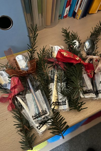 12 von 12 im Dezember: Teelöffel mit Tannenzweig und Schleife