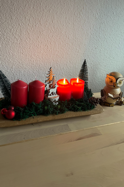 12 von 12 im Dezember: zwei Kerzen im Adventsgesteck sind angezündet