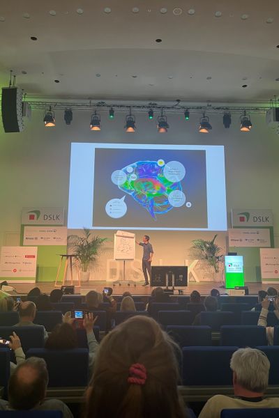 Mein November 2025: Lerncoaching Familie; Vortrag von Dr. Henning Beck zum Gehirn auf einer Bildungsbühne mit Publikum.