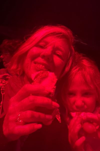 Omi und Enkelin im Winterzirkus