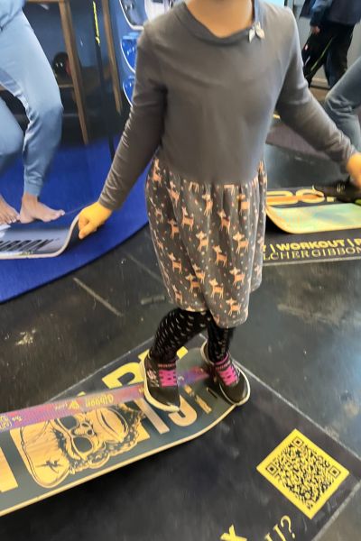 November 2025: Lerncoaching Familie: Kind steht auf einem GiBoard und übt das Gleichgewicht