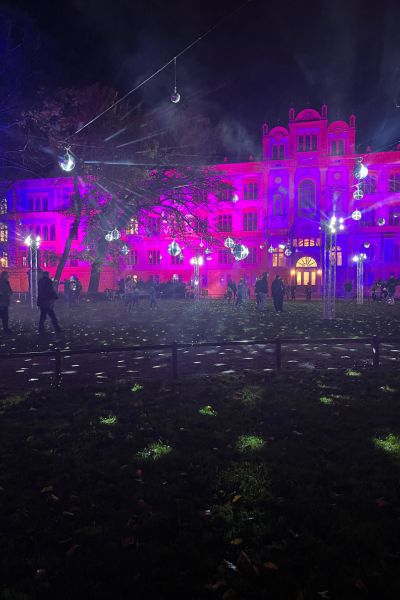 Mein November 2025: Lerncoaching Familie: bunt beleuchtetes Gebäude der Universität