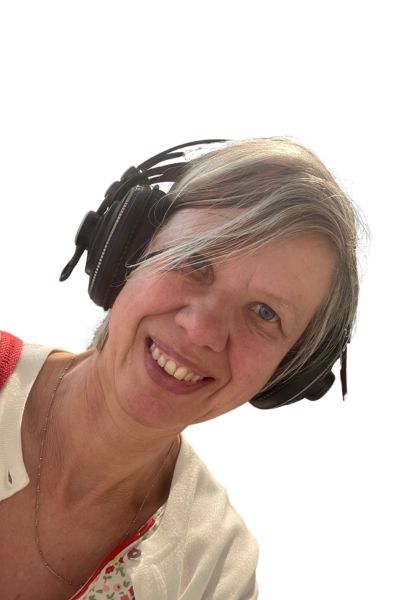 Lernen mit ADHS: Porträt einer blonden Frau, die schwarze Kopfhörer aufgesetzt hat