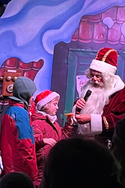 Monatsrückblick Dezember 2025 Lernen Familie Glaube; Weihnachtsmann und Kinder auf der Weihnachtsmannbühne