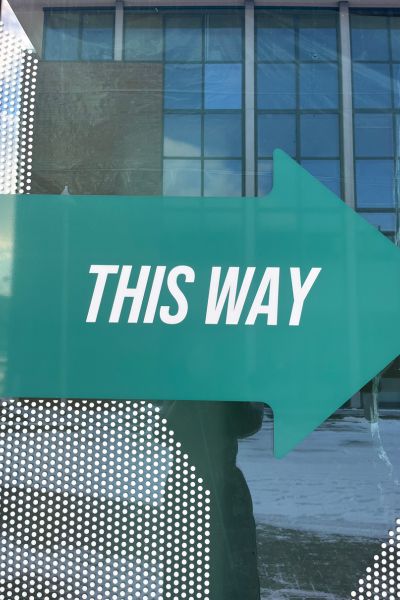 Motto 2026 Tiefe statt Geschwindigkeit: Pfeil nach rechts mit der Aufschrift: This Way