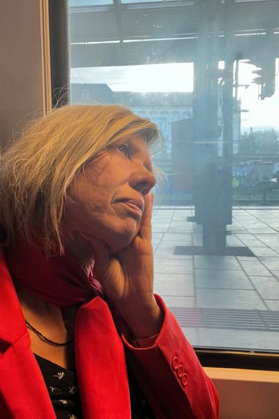 Motto 2026 Tiefe statt Geschwindigkeit: blonde Frau in Seitenansicht stützt Kopf auf