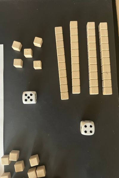 Meine To-Want-Liste 1. Quartal 2026; zwei Würfel mit einer Fünf und einer Vier, dazu liegen vier Zehnerstangen und fünf Einer