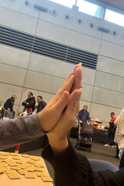 7 Dinge die ich 2026 in meinem Leben veraendere: Frauenhand und Kinderhand treffen aufeinander 