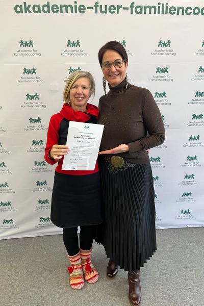 Monatsrückblick Januar 2026: Silke Schwerdtfeger und Kira Liebmann in der Akademie in Landsberg mit der Urkunde zur Fortbildung als Systemischer Familiencoach in der Hand