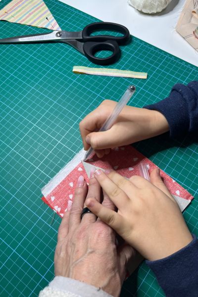 Wut bei Hausaufgaben: große und kleine Hände umreißen eine Schablone