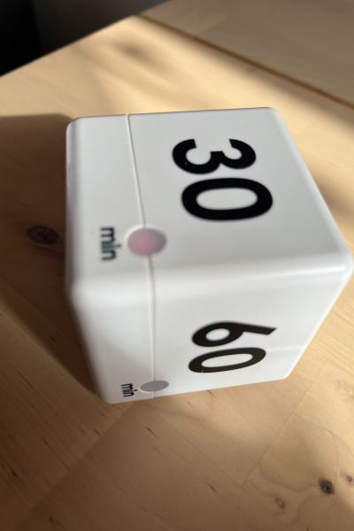 Hochbegabt und Lernprobleme; weißer Wecker mit Zeitangaben 30 und 60 Minuten