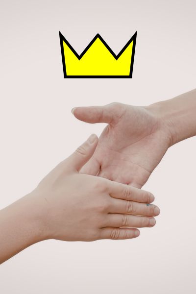 Lernprobleme und Freunde: eine erwachsene Hand und eine Kinderhand strecken sich entgegen, darüber erscheint eine gelbe Krone