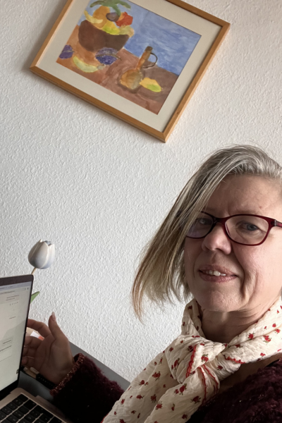 12 von 12 im April 2026: blonde Frau am Laptop sitzend und lernend