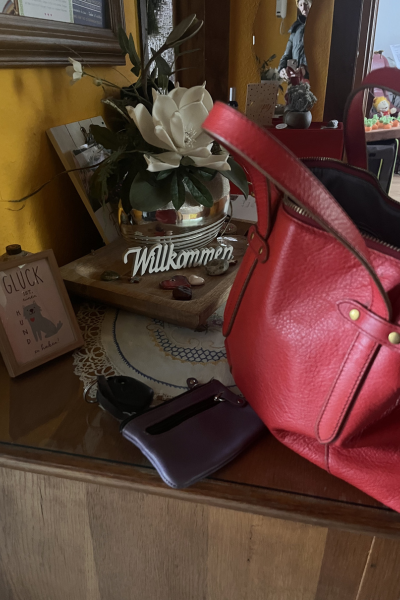 12 von 12 im April 2026: rote Tasche und Autoschlüssel liegen auf der Kommode 