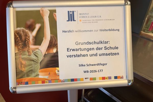 ADHS Kind Lernen: Schild mit der Aufschrift: Grundschulklar-Erwartungen der Grundschule verstehen und umsetzen, Referentin: Silke Schwerdtfeger