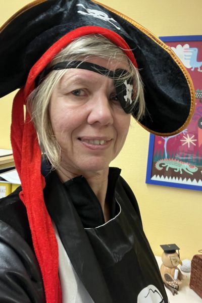 Monatsrückblick Februar 2026 Lerncoaching: Porträt einer blonden Frau als Piratin verkleidet mit Piratenhut und Augenklappe