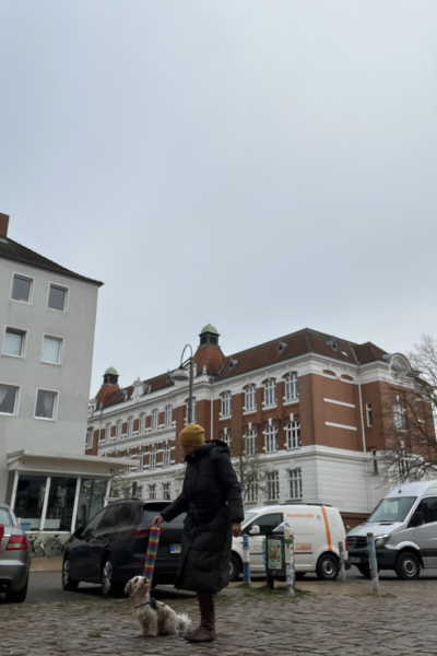 12 von 12 im April 2026: Frau mit einem Bolonka Zwetna im Training.