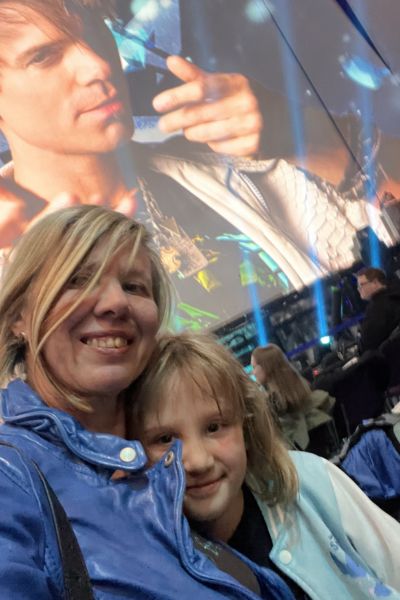 ADHS Kind Lernen: blonde Frau mit Enkelin vor der Bühne mit den Ehrlich Brothers