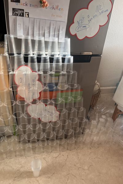 ADHS Kind Lernen: Pyramide aus Bechern