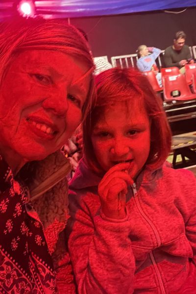 Monatsrückblick Februar 2026 Lerncoaching: Porträt einer Frau Mitte 50 und blondes Mädchen im Zirkuszelt